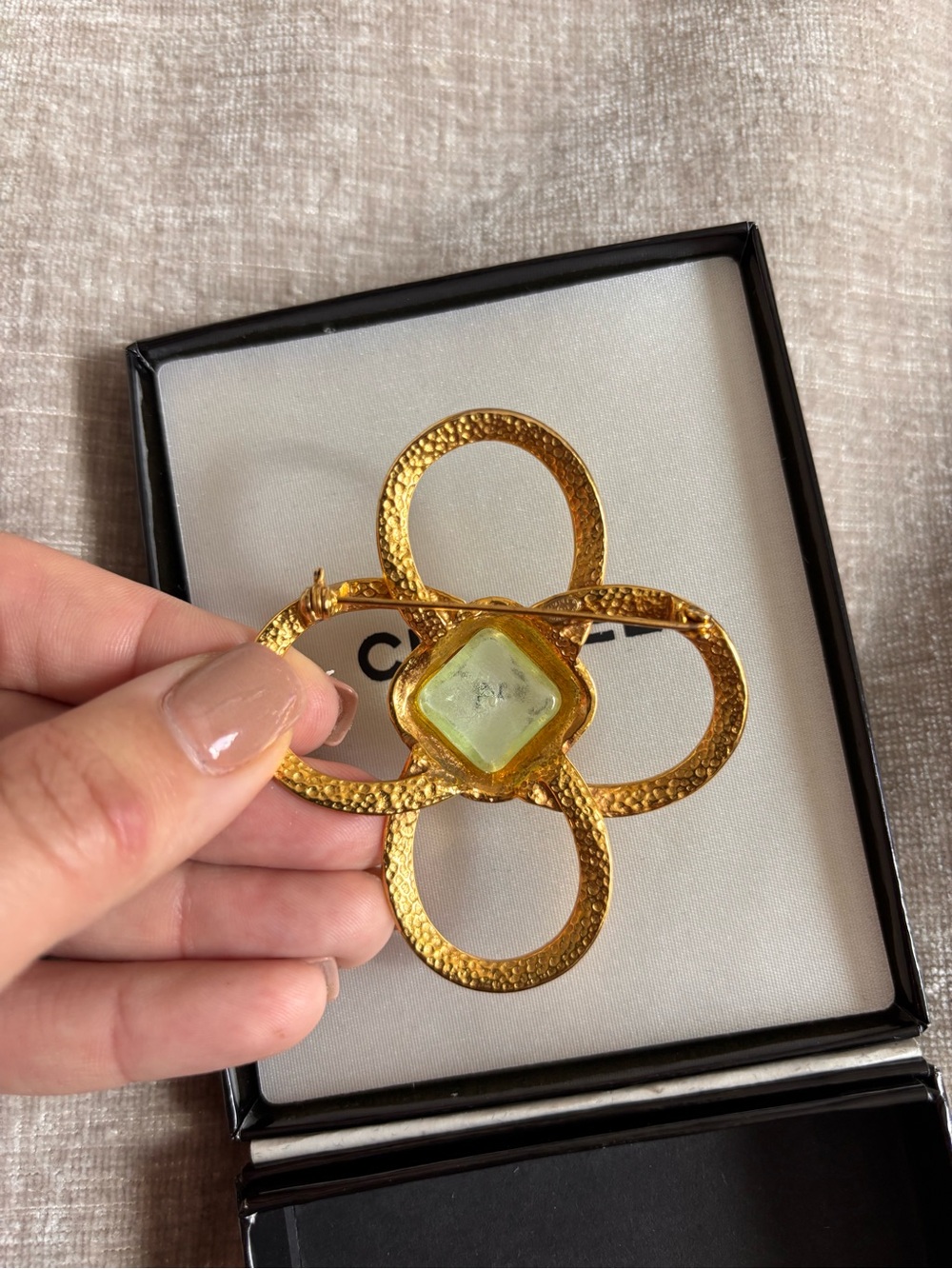 Authentic CHANEL 1996 Gripoix stone gold plated brooch - Picture 4 of 11